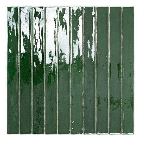 Des carreaux verts rectangulaires brillants disposés verticalement forment un motif en grille. La surface réfléchissante présent