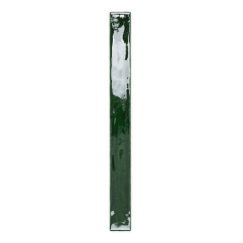 Un carreau vert rectangulaire brillant avec une finition brillante se dresse verticalement sur un fond blanc, mettant en valeur 