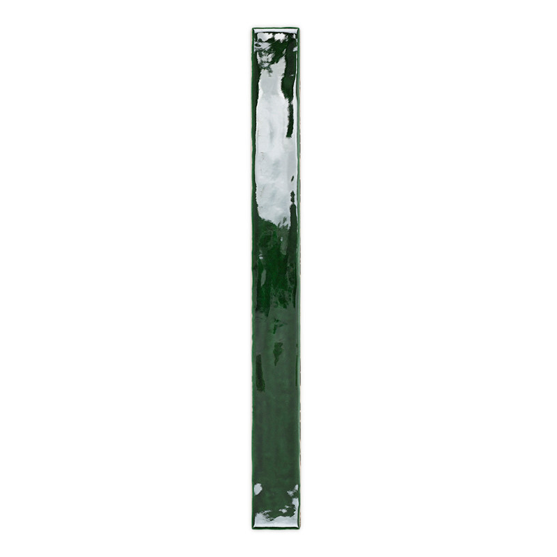 Un azulejo verde rectangular brillante con un acabado brillante se alza verticalmente sobre un fondo blanco, mostrando su superf