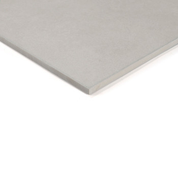 Un azulejo cuadrado, liso y de color gris claro descansa sobre un fondo blanco liso, mostrando su diseño elegante y minimalista.