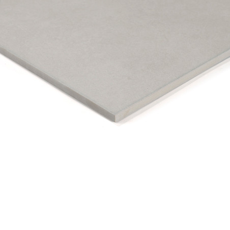 Un azulejo cuadrado, liso y de color gris claro descansa sobre un fondo blanco liso, mostrando su diseño elegante y minimalista.