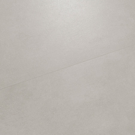 Un azulejo cerámico de color gris claro con acabado mate, que presenta una sutil línea diagonal, se coloca plano y sugiere una s