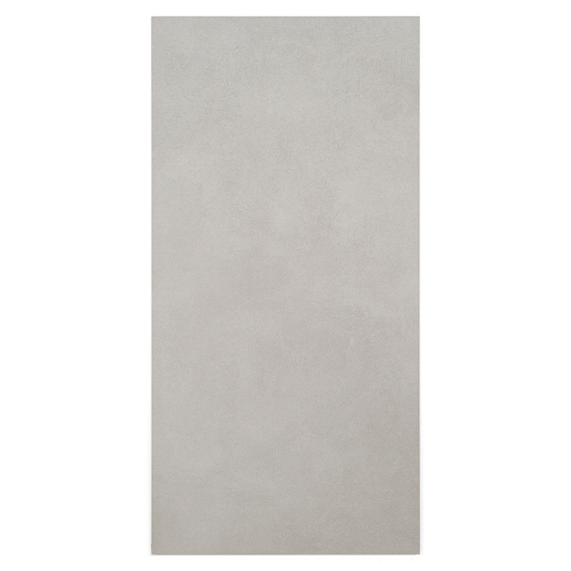 Un azulejo gris liso y rectangular está centrado, apoyado sobre un fondo blanco liso, creando una apariencia minimalista y limpi