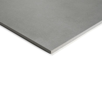 Un carreau gris lisse et rectangulaire aux bords nets repose sur un fond blanc, suggérant un design minimaliste moderne adapté a