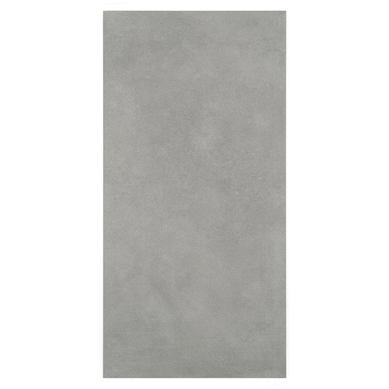 Un carreau rectangulaire en béton lisse avec une finition gris clair, reposant à plat, suggérant une utilisation en revêtement d