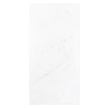 Rechthoekige witte tegel met subtiele grijze nerven, plat liggend in een eenvoudige, minimalistische designomgeving.