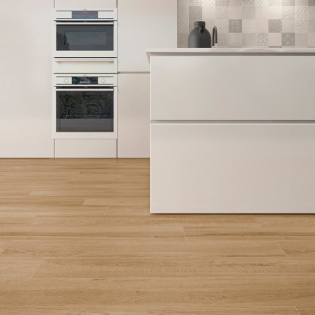 De kamer is voorzien van een lichte houten vloer die doorloopt in de richting van een moderne keuken met witte kasten. Twee op e