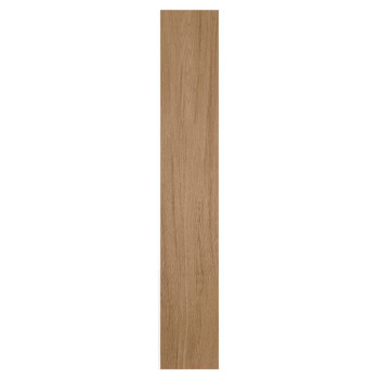 Una losa cerámico rectangular imita la veta clara de la madera de roble, brindando una apariencia natural adecuada para pisos en