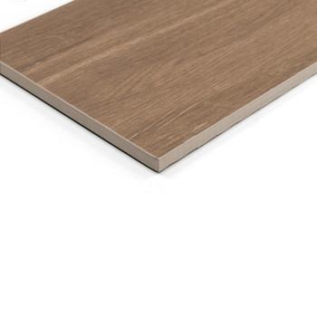 Le carreau de céramique rectangulaire, ressemblant à du bois, repose sur un fond blanc. Sa surface brune présente de subtils mot