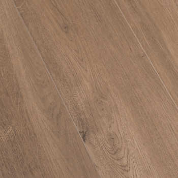 Les planches de parquet sont parallèles, avec des grains et des nœuds visibles, créant un motif naturel dans un cadre intérieur 