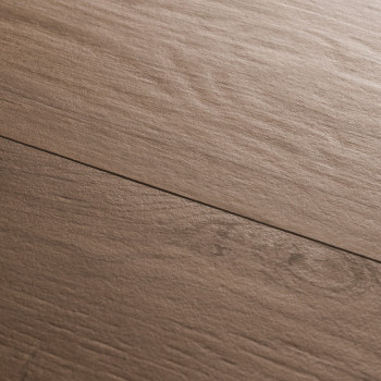 azulejos con textura de madera dispuestas horizontalmente, imitando los patrones de vetas de la madera natural. La superficie pa