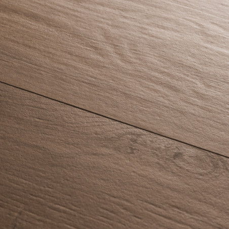Carreaux texturés en bois disposés horizontalement, imitant les motifs naturels du grain du bois. La surface semble lisse, avec 