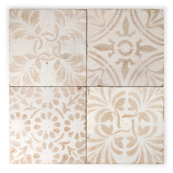 Un azulejo cuadrado presenta un patrón floral beige descolorido dispuesto simétricamente sobre un fondo pálido y ligeramente mot