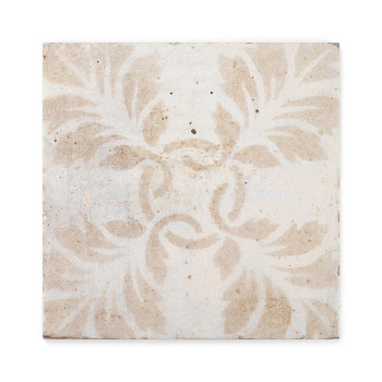 Un azulejo cuadrado presenta un patrón floral beige descolorido dispuesto simétricamente sobre un fondo pálido y ligeramente mot