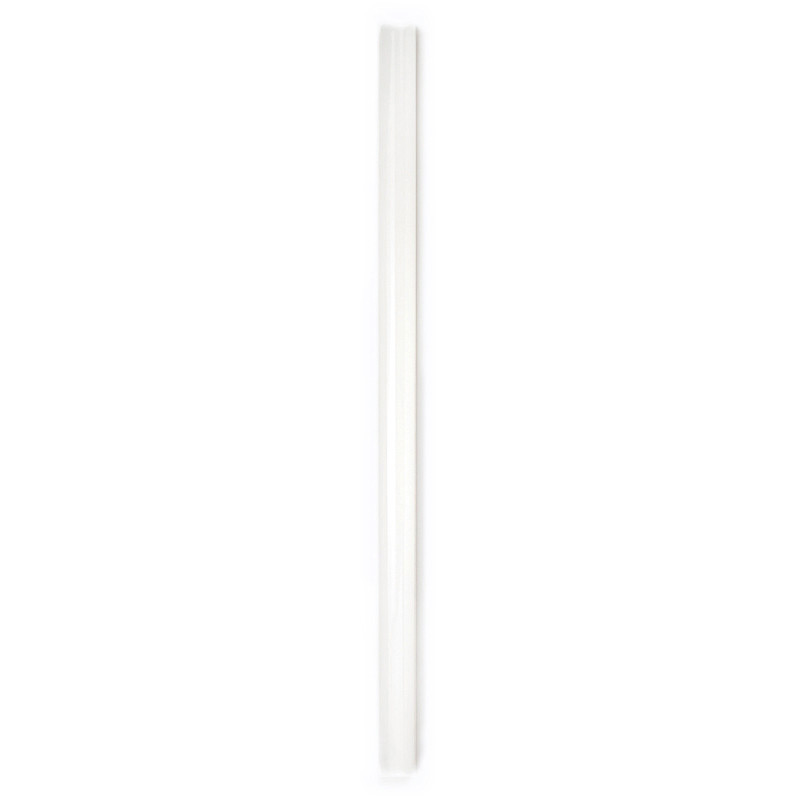 Um canudo de plástico branco, longo e estreito, repousa verticalmente sobre um fundo branco liso, parecendo limpo e sem uso.