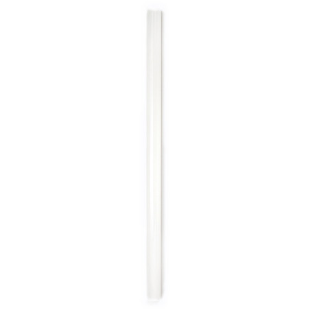 Um canudo de plástico branco, longo e estreito, repousa verticalmente sobre um fundo branco liso, parecendo limpo e sem uso.