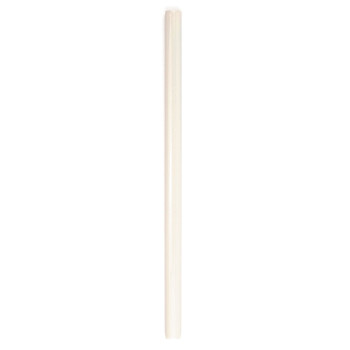 Um ladrilho cerâmico longo, estreito e de cor clara fica verticalmente contra um fundo branco liso.