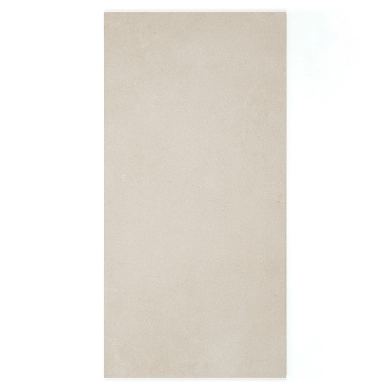 Een rechthoekige beige tegel ligt plat en laat een glad, uniform oppervlak zien. Het speelt zich af tegen een effen witte achter
