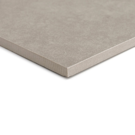 Un carreau carré et lisse présente une couleur gris sourd, reposant sur une surface blanche unie, mettant en valeur ses bords ne