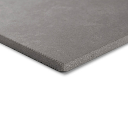 Un azulejo cerámico cuadrada de color gris se encuentra plana y muestra un acabado liso y mate con un borde ligeramente biselado