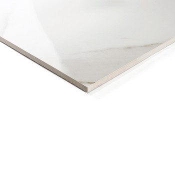 Un carreau lisse et brillant avec un motif semblable à du marbre repose sur une surface blanche unie, mettant en valeur des bord