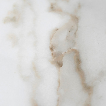 Les carreaux blancs et lisses présentent des veines beiges douces ressemblant à du marbre naturel. le motif subtil coule en diag