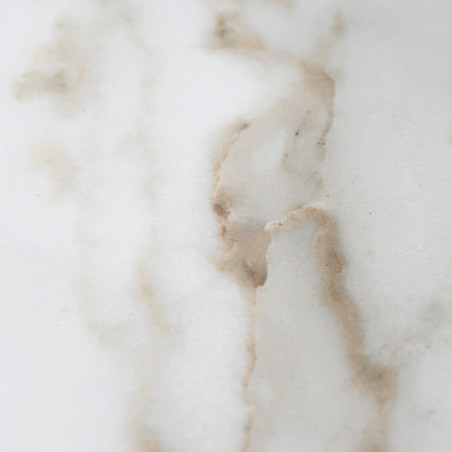 Les carreaux blancs et lisses présentent des veines beiges douces ressemblant à du marbre naturel. le motif subtil coule en diag