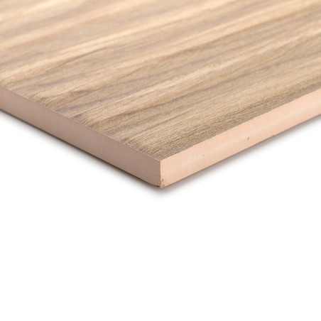 Eine rechteckige Laminatfliese mit Holzstruktur liegt schräg und präsentiert ihre dünnen Schichten und das glatte, natürliche Ho