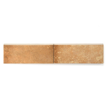 Los rodapies de cerámica rectangulares muestran una superficie texturizada de color marrón terroso. Se apoya plano, rodeado de un fondo blanco, resaltando su aspecto rústico.