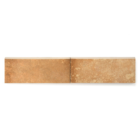 Dos rodapies cerámicos rectangulares están alineadas horizontalmente. uno es de un tono tierra oscuro, el otro de un beige más claro, con sutiles patrones moteados.