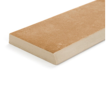 Une plinthe rectangulaire en céramique repose à plat. Sa surface est lisse avec un ton brun terreux chaud, qui contraste avec un fond blanc.