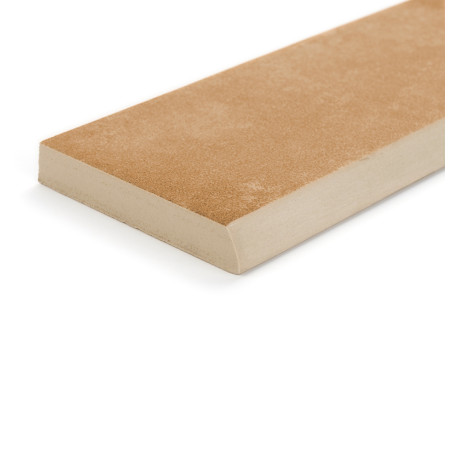 Un rodapie cerámico rectangular queda plana. su superficie es lisa con un cálido tono marrón terroso, que contrasta con un fondo blanco.