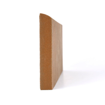 Une plinthe rectangulaire marron se dresse verticalement au-dessus d’une surface blanche et lisse, projetant une ombre subtile vers la droite.