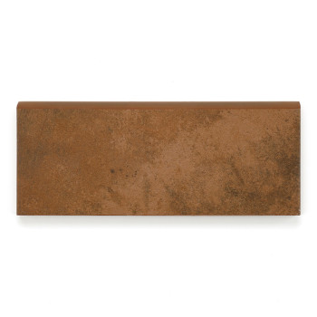 Une plinthe rectangulaire en céramique marron à la surface texturée repose sur un fond blanc uni, suggérant son utilisation dans la construction ou la décoration.