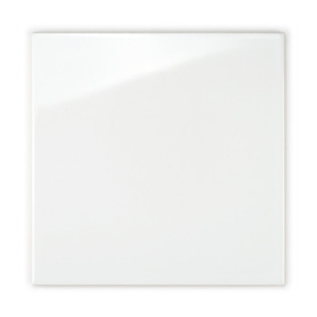 Een gladde, witte keramische tegel die licht reflecteert, bevindt zich geïsoleerd in een eenvoudige, neutrale context.