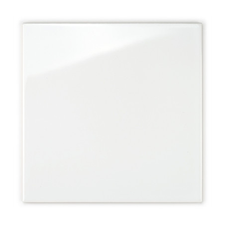 Een gladde, witte keramische tegel die licht reflecteert, bevindt zich geïsoleerd in een eenvoudige, neutrale context.