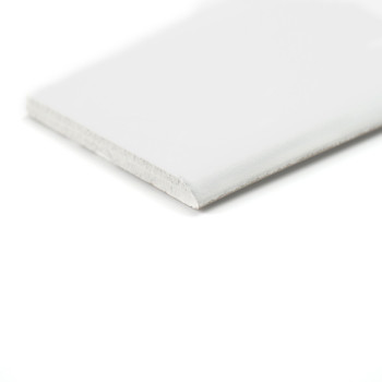 Een lange, smalle witte plint staat op een witte achtergrond en benadrukt de eenvoud en het strakke ontwerp.