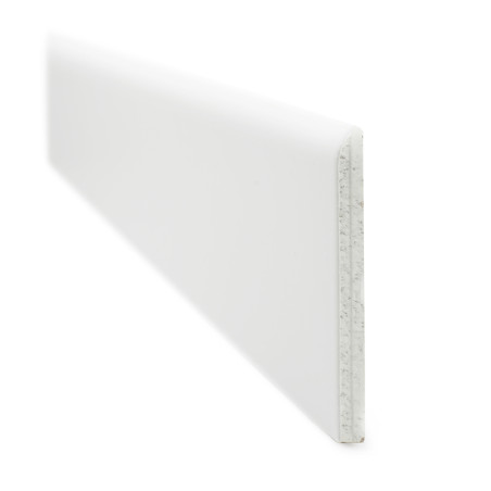 Um rodapé retangular branco encontra-se diagonalmente com uma superfície lisa e mostra uma seção transversal em camadas. Está isolado em um fundo liso.