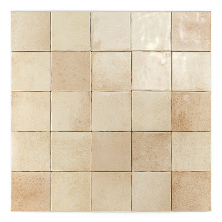 Een raster van 25 beige vierkante tegels varieert subtiel in tint, symmetrisch gerangschikt en vertoont een gladde, matte afwerk