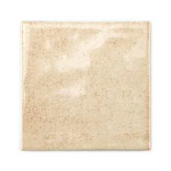 Een vierkante, beige keramische tegel met een licht glanzend oppervlak ligt tegen een witte achtergrond en ziet er glad en unifo