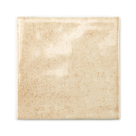 Een vierkante, beige keramische tegel met een licht glanzend oppervlak ligt tegen een witte achtergrond en ziet er glad en unifo