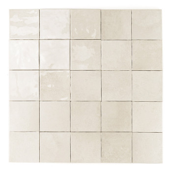 Um ladrilho liso e quadrado apresenta um tom suave de marfim com marmoreio sutil, sugerindo uma estética limpa e minimalista, ad