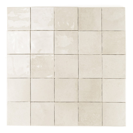 Una cuadrícula de 25 mosaicos cuadrados muestra una mezcla de superficies blanquecinas brillantes y mate, dispuestas uniformemen