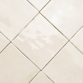 Los azulejos de cerámica beige dispuestas en diagonal forman un patrón de rombos. Superficie lisa con textura sutil, creando un 