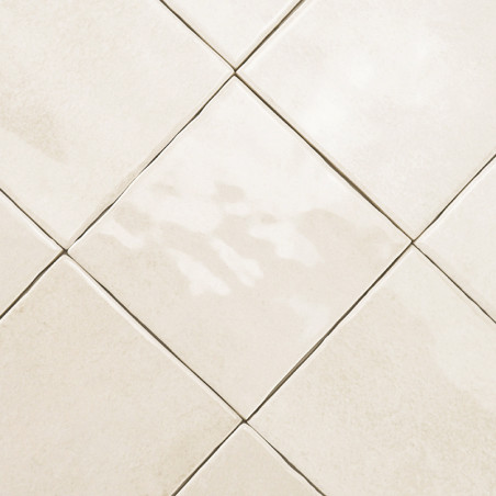 Los azulejos de cerámica beige dispuestas en diagonal forman un patrón de rombos. Superficie lisa con textura sutil, creando un 