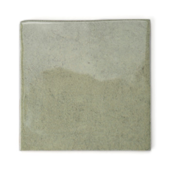 Un carreau carré vert brillant et discret se trouve seul sur un fond blanc, affichant une subtile texture marbrée avec de légère