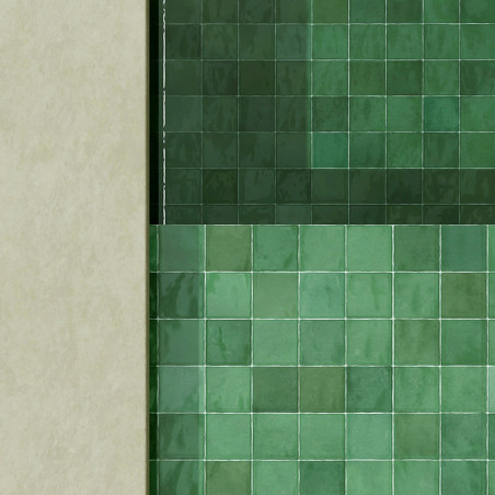Groene keramische tegels vormen een geometrisch patroon en creëren een glad, reflecterend oppervlak op een verticale muur, begre