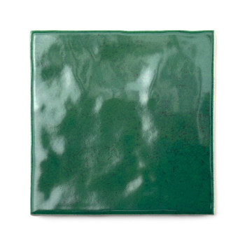 Un azulejo cerámico cuadrado de color verde esmeralda brillante con una textura ligeramente desigual que refleja la luz, colocad