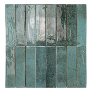 Azulejo cerámico rectangular de color verde brillante, que refleja la luz en su superficie, sobre un fondo blanco liso.