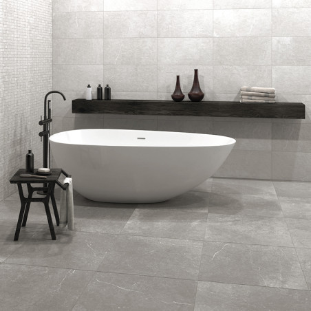 Uma elegante banheira branca fica em um piso de cerâmica cinza cercado por uma decoração minimalista, incluindo um banco de made
